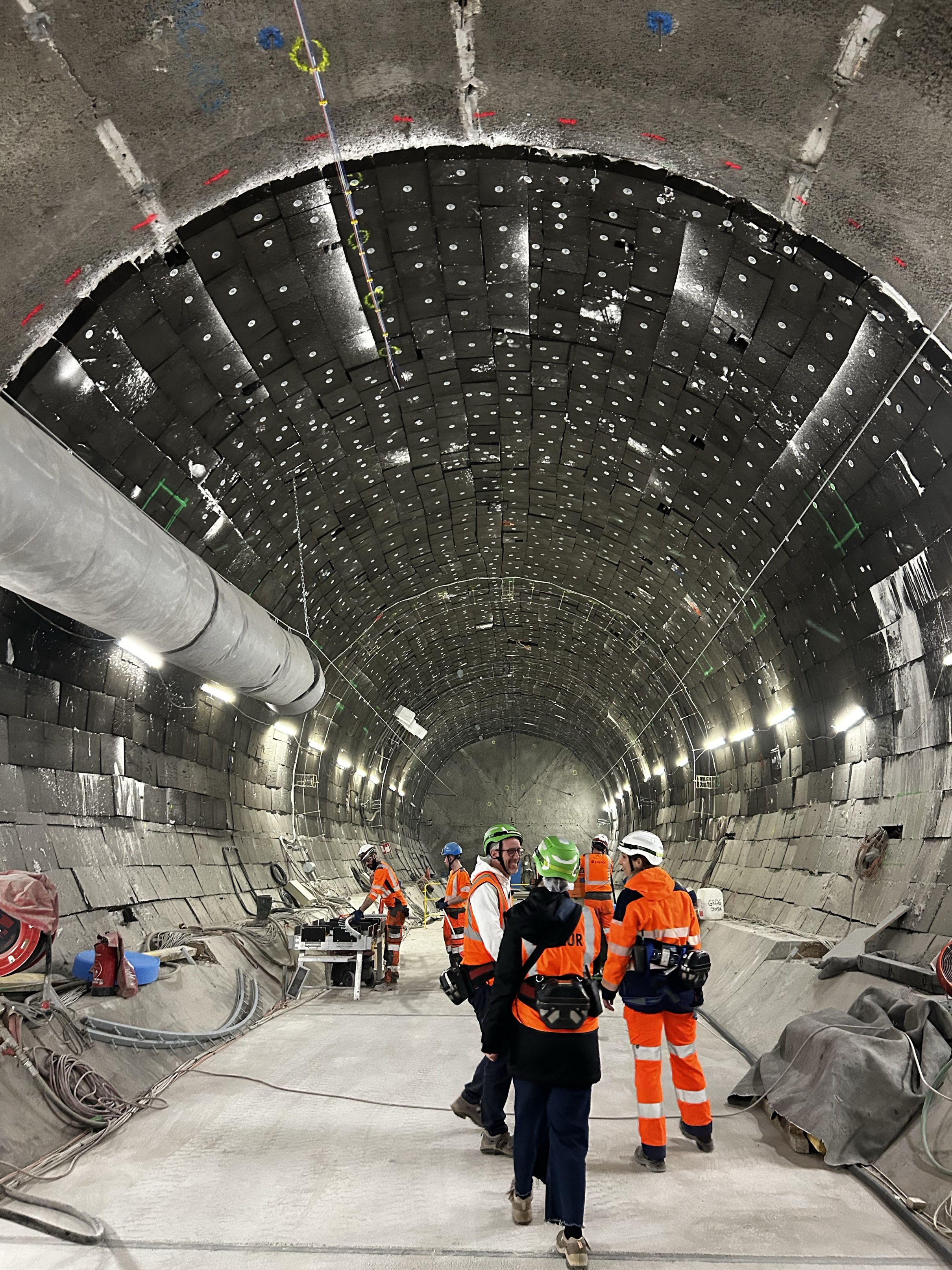 Obiyann dans l'une des galeries du Laboratoire souterrain, accompagné de collaborateurs de l'Andra
