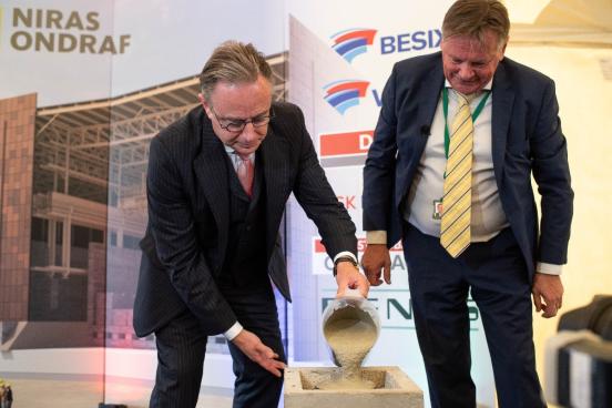 Pose de la première pierre à Dessel - Belgique