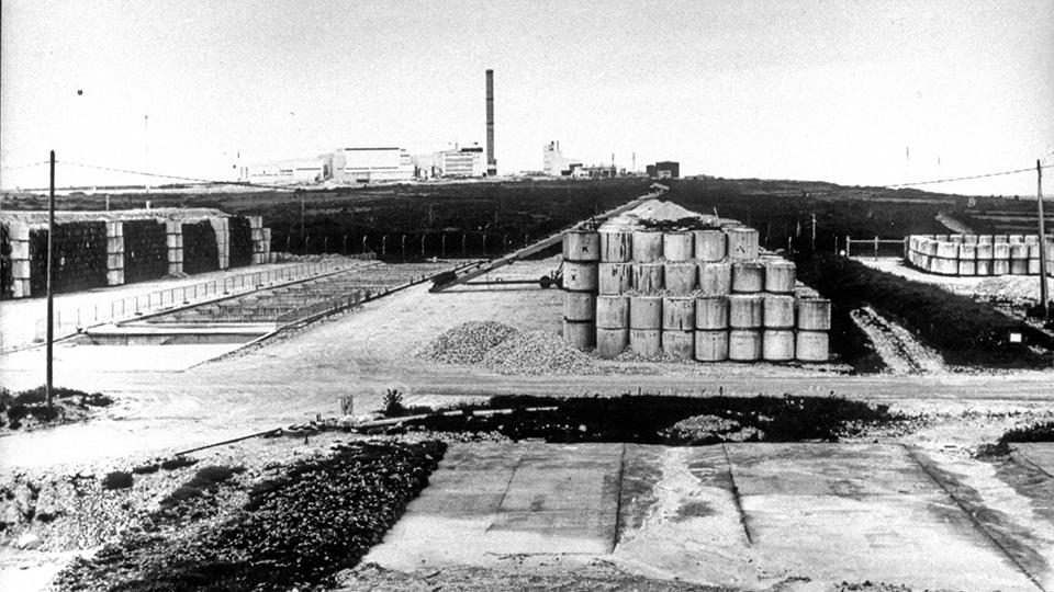 Stockage en "tumulus" au centre de stockage de la Manche (forme pyramidale)
