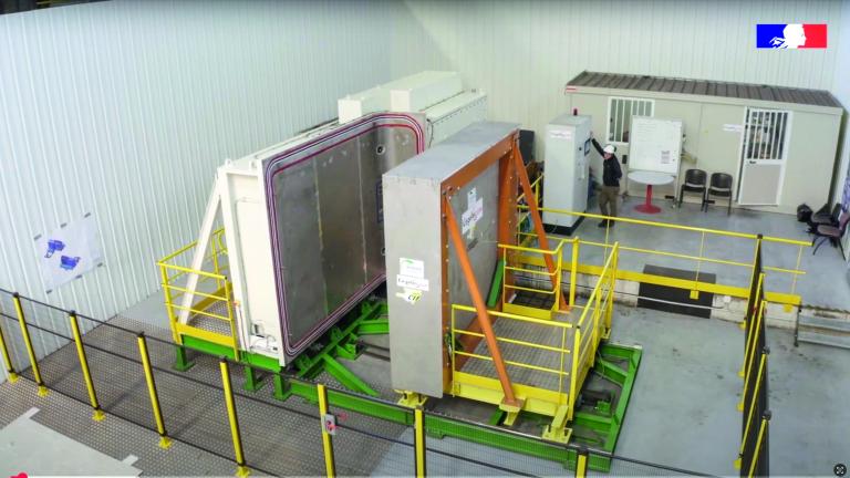 Le démonstrateur reproduit les éléments essentiels de la hotte de transfert des colis