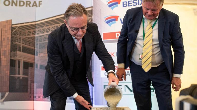 Pose de la première pierre à Dessel - Belgique