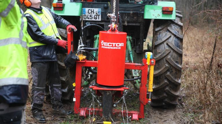 En tombant, cette lourde masse posée à l'arrière d'un tracteur, génère une onde sismique qui est captée par les géophones.